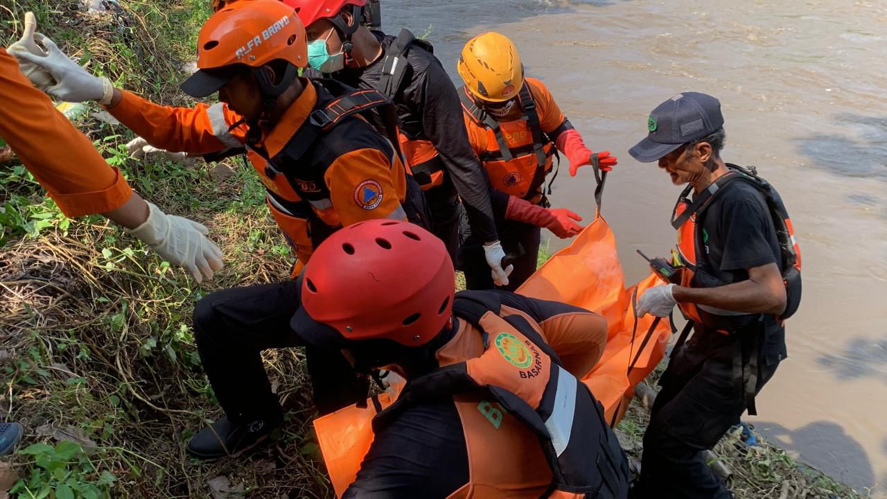 Tim SAR Gabungan Temukan Mustofa di Sungai Brantas
