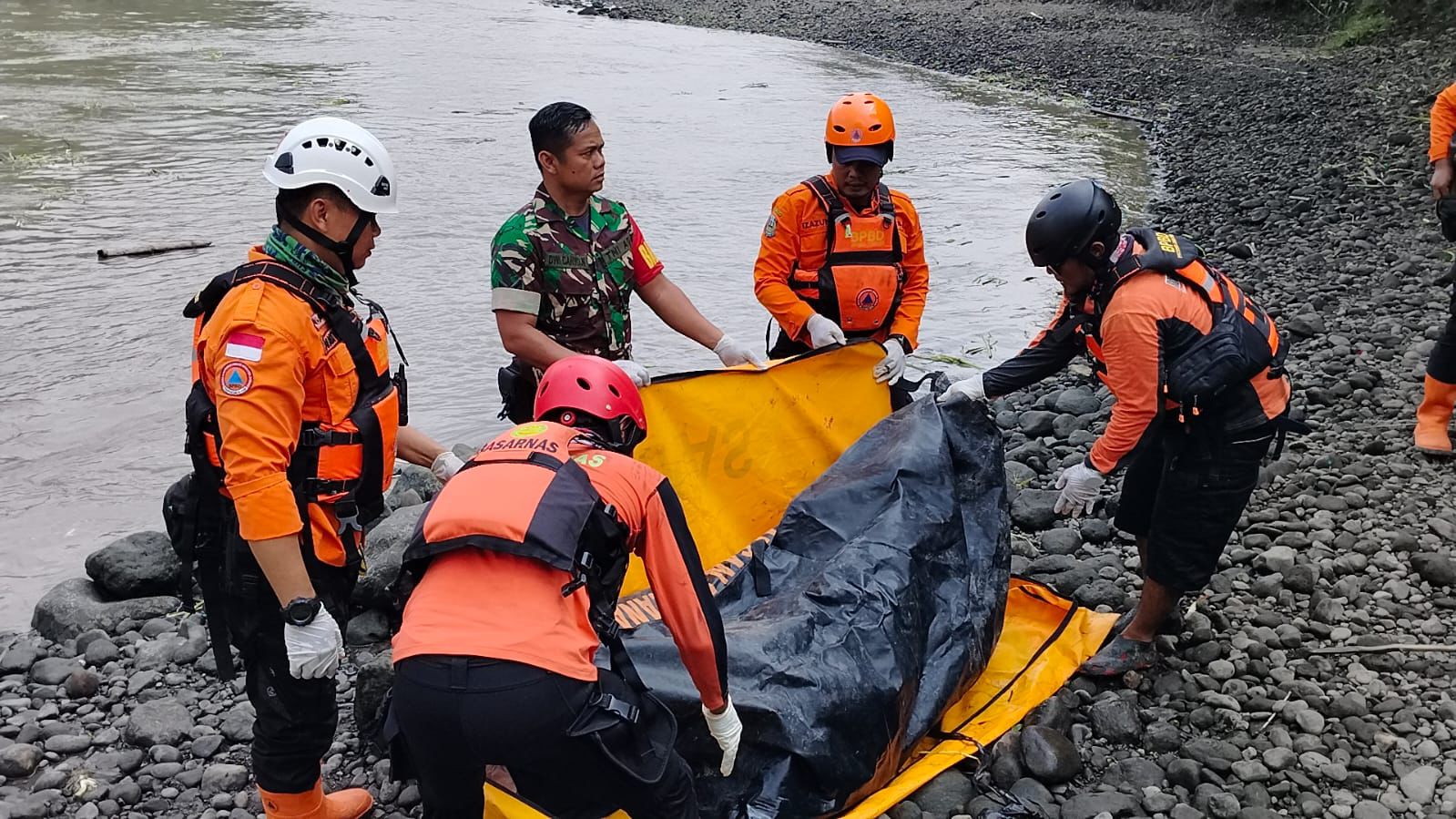 Tim SAR Gabungan Temukan Isnanini Setelah Tiga Hari Pencarian di Sungai Brantas