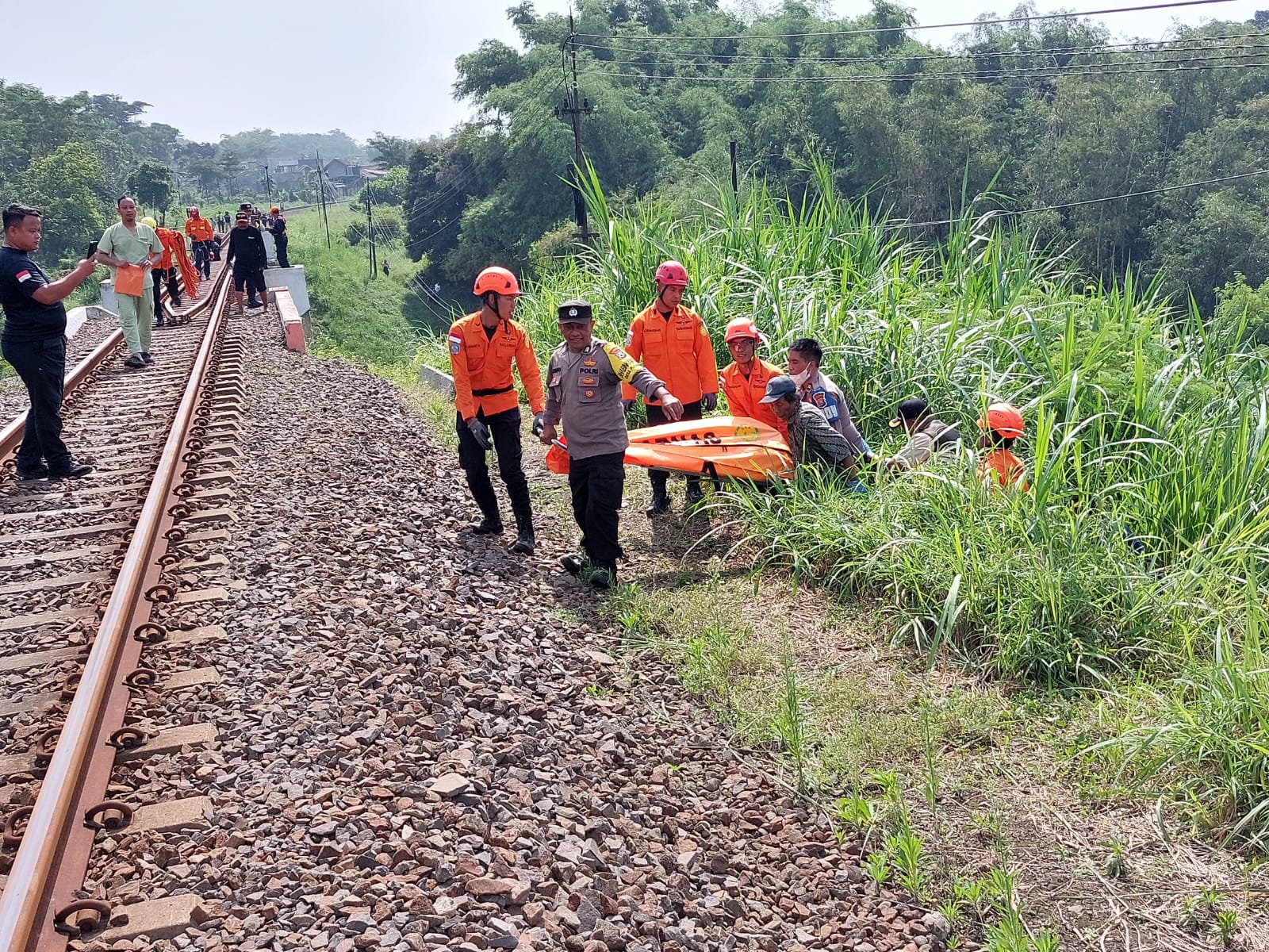 Tim SAR Gabungan Evakuasi Korban Tertabrak Kereta Api di Jembatan Purwodadi Pasuruan