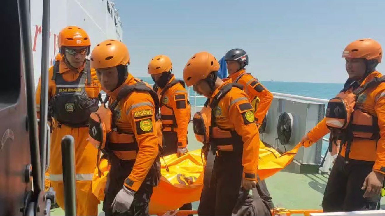 KN SAR 249 Permadi Lakukan Medevac Penumpang Kapal Dharma Rucitra VII